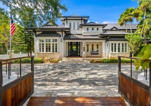 В Южной Флориде продают устойчивый к ураганам дом с детской горкой