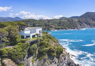 В Сестри-Леванте продается сказочный особняк в стиле «Русалочки»