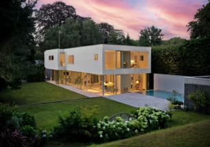 В пригороде Лондона продается ультрасовременный особняк