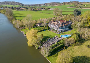 На Темзе продается особняк, где снято несколько фильмов о серийных убийствах