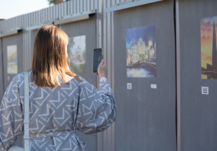 Превратить обычный забор в арт-объект – это так по-питерски!