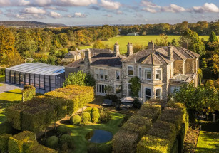 В Великобритании продается особняк с парком, бассейном и кегельбаном