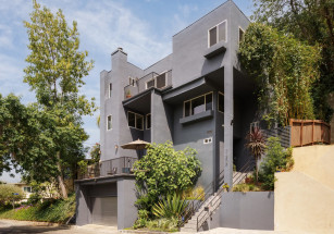 Голос Бендера из «Футурамы» продает особняк в Лос-Анджелесе