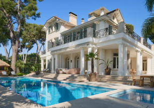 На Французской Ривьере продается роскошная классическая вилла