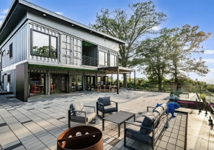 В США продается большой дом из морских контейнеров