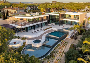 В португальском Алагарве продается роскошная вилла с кинотеатром