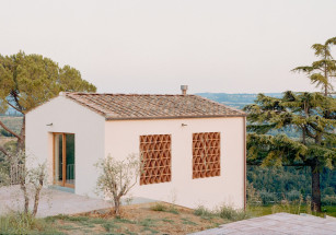 Студия Fōntego Architettura превратила амбар из флорентийской глубинки в компактный дом