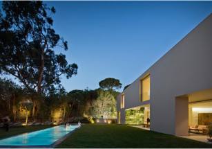 В Португалии продается дом с гаражом в стиле Джеймса Бонда