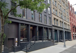 Энди Байрон, попавший впросак на концерте Coldplay, продал дом в Нью-Йорке