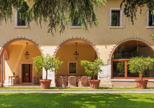 В Италии можно купить замок с виноградником и церковью XII века