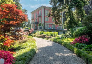 Розовая вилла на озере Комо ищет нового владельца