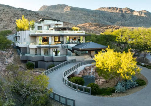 В Лас-Вегасе продают огромный особняк с двухэтажной спальней