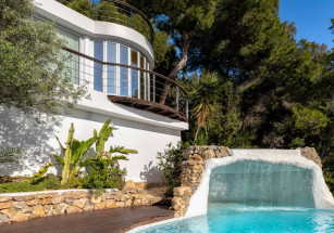 На Ибице продается вилла с панорамным бассейном и танцполом на крыше