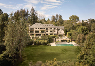 В Лос-Анджелесе выставили на продажу дизайнерский особняк премиального уровня