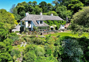 В Великобритании продают прибрежную усадьбу с собственной бухтой